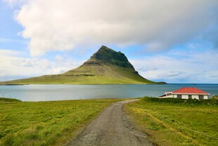 远山近路小木屋