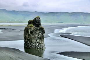 海边孤岩与蜿蜒海岸线