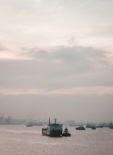 海上船只在朦胧天色下航行