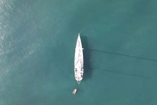 海上孤舟航拍景象