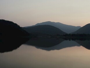 黄昏湖畔山景倒影