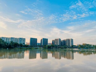 湖畔城市风光倒影美景