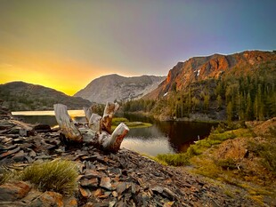 山间湖畔绝美日落风光