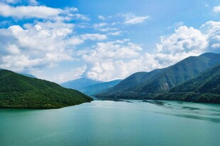 青山绿水间的宁静湖泊