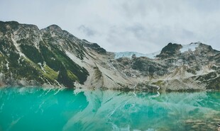 梦幻蓝湖与壮丽山峦