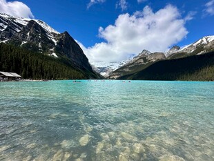清澈蓝湖与巍峨雪山美景