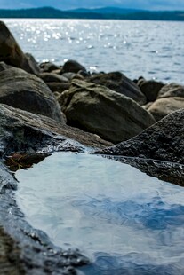 海边岩石旁的静谧小水洼