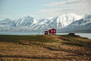 北极风光中的红色小屋