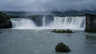 雨中壮观瀑布景观