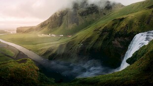 山间瀑布下的翠绿美景