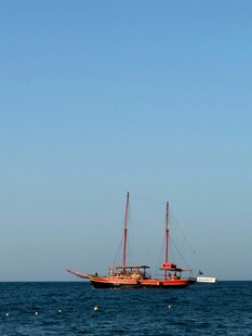 海上双桅帆船
