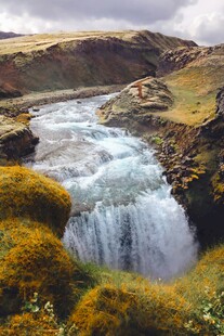 山间壮丽瀑布景观