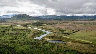 草原蜿蜒河流壮丽风光