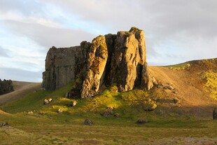 壮丽孤岩屹立草原之上