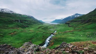 山间绿野溪流美景