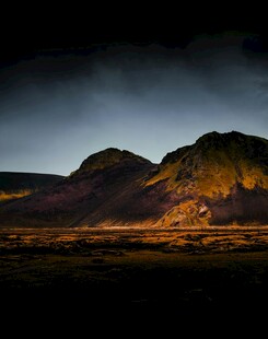 黄昏下的壮丽山峦景观