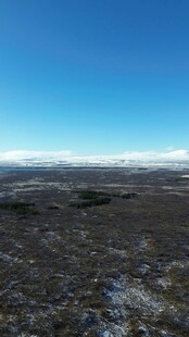 广阔原野蓝天雪景