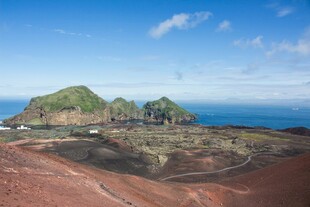 海边红土地与远处绿岛