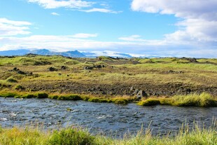 旷野溪流自然风光图