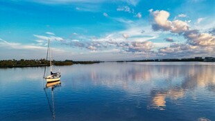 宁静湖面的孤舟美景