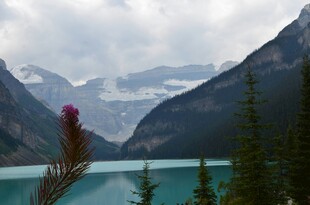 美丽湖景与远处山峦