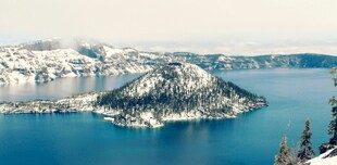 雪山环绕的湛蓝湖泊