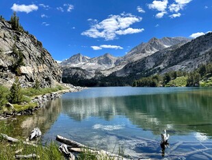 高山湖泊美景如画