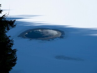 天空中神秘的碟状不明物体