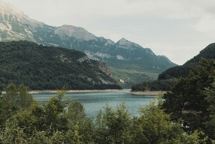 山间湖泊美景