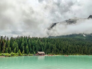 湖畔山林中的静谧小屋