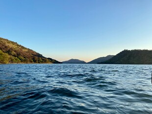宁静湖景与远山风光