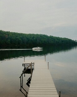 宁静湖畔的木质码头