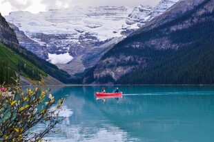 美丽湖景中的红色小船