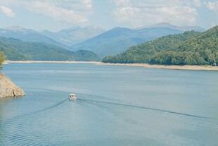 宁静山水间的宽阔湖泊