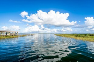 宁静湖面与蓝天白云美景