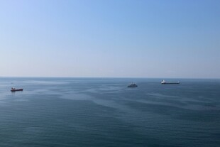 海上船只航行景象