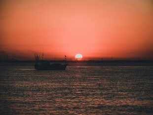 海上落日渔船美景