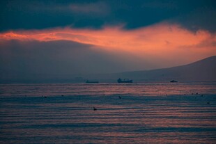 海上暮色中的船只与云霞