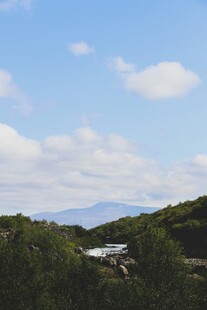 山间美景 蓝天白云绿树