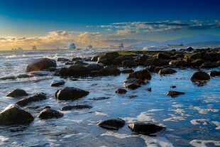 海边礁石日出美景