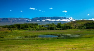 草原湖泊与远山美景