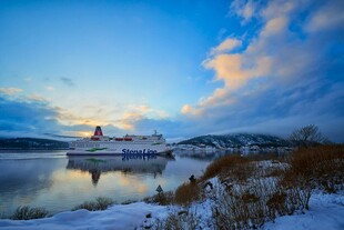 冬日湖畔雪景迷人风光