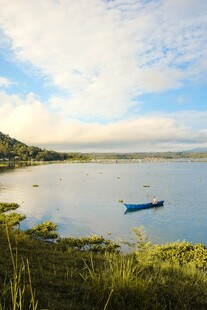 湖畔孤舟 宁静自然风光