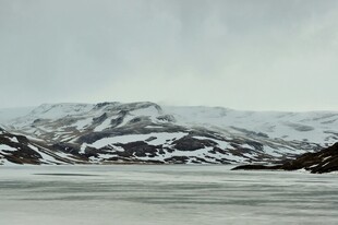 雪山下的冰封湖面