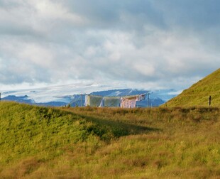 山间绿野中的小屋远景