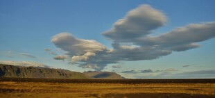 草原上空的壮丽云层