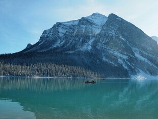 雪山下的静谧湖水