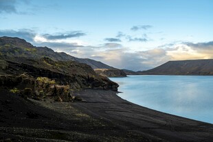 宁静湖畔的壮丽自然景观