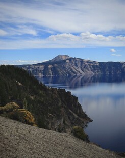 壮丽火山湖风景