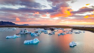 冰川湖日落美景